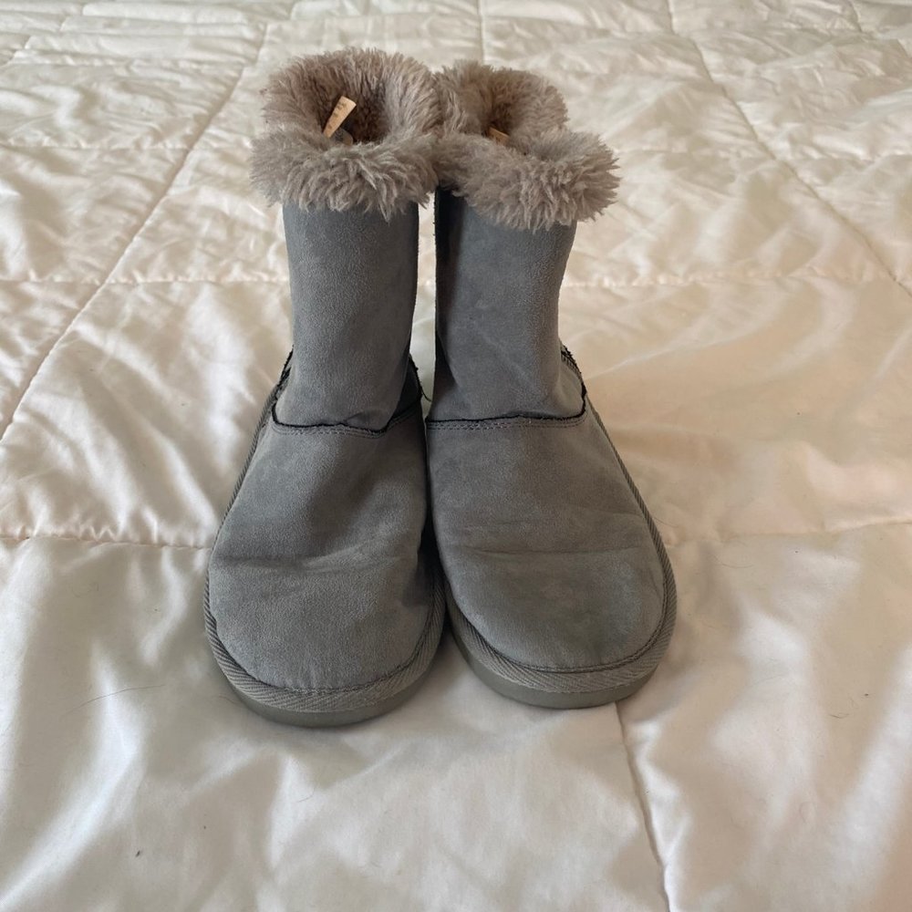 Airwalk Womens fuzzy cozy boots Grey Suede size 5